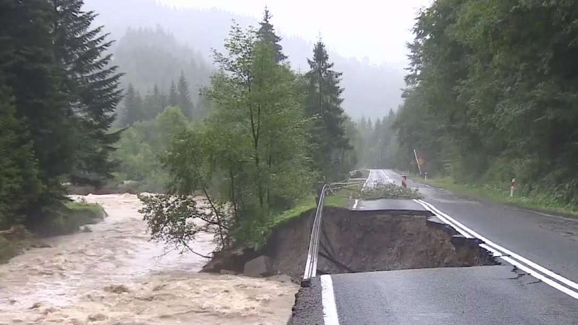 Podtopienia, zerwane drogi, hektary zniszczonych lasów. Krajobraz po nawałnicach [wideo]