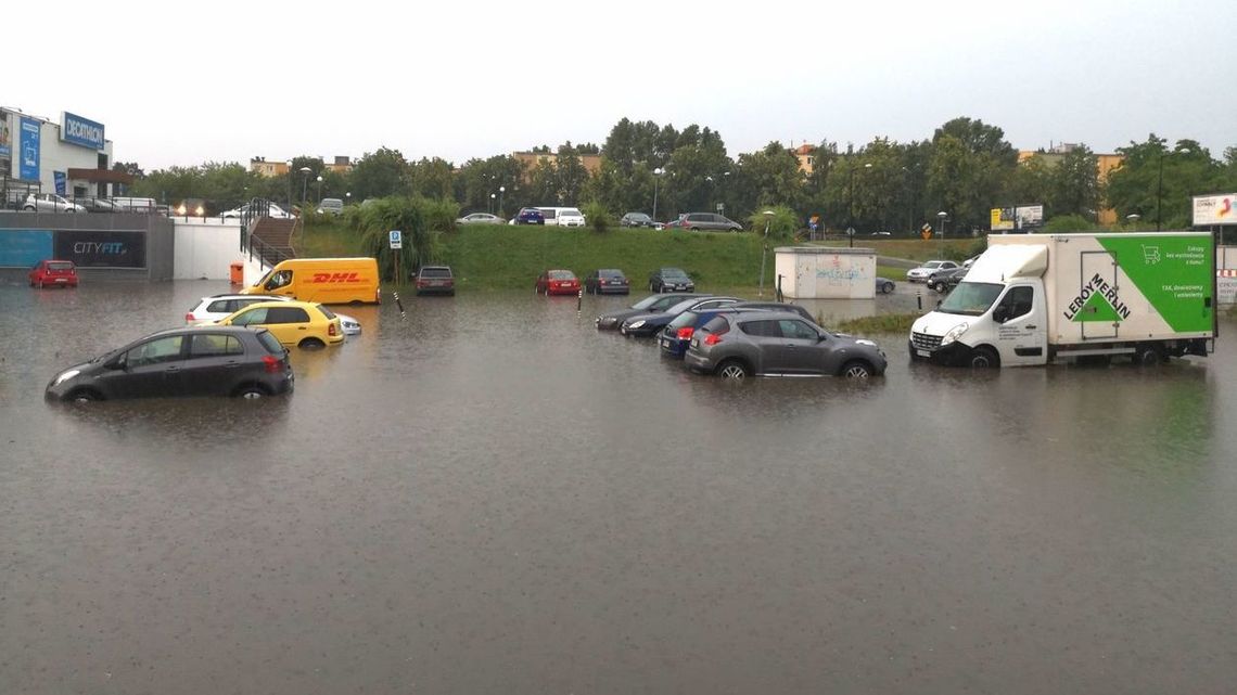 Podtopione budynki i samochody. Ulewa przeszła przez Lublin. IMGW znów ostrzega
