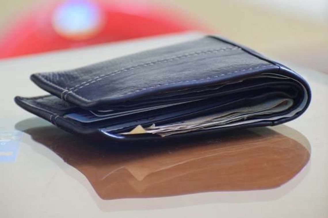 Podwiózł ją, a ona ukradła mu portfel. Wrócił po nią i zawiózł na komisariat