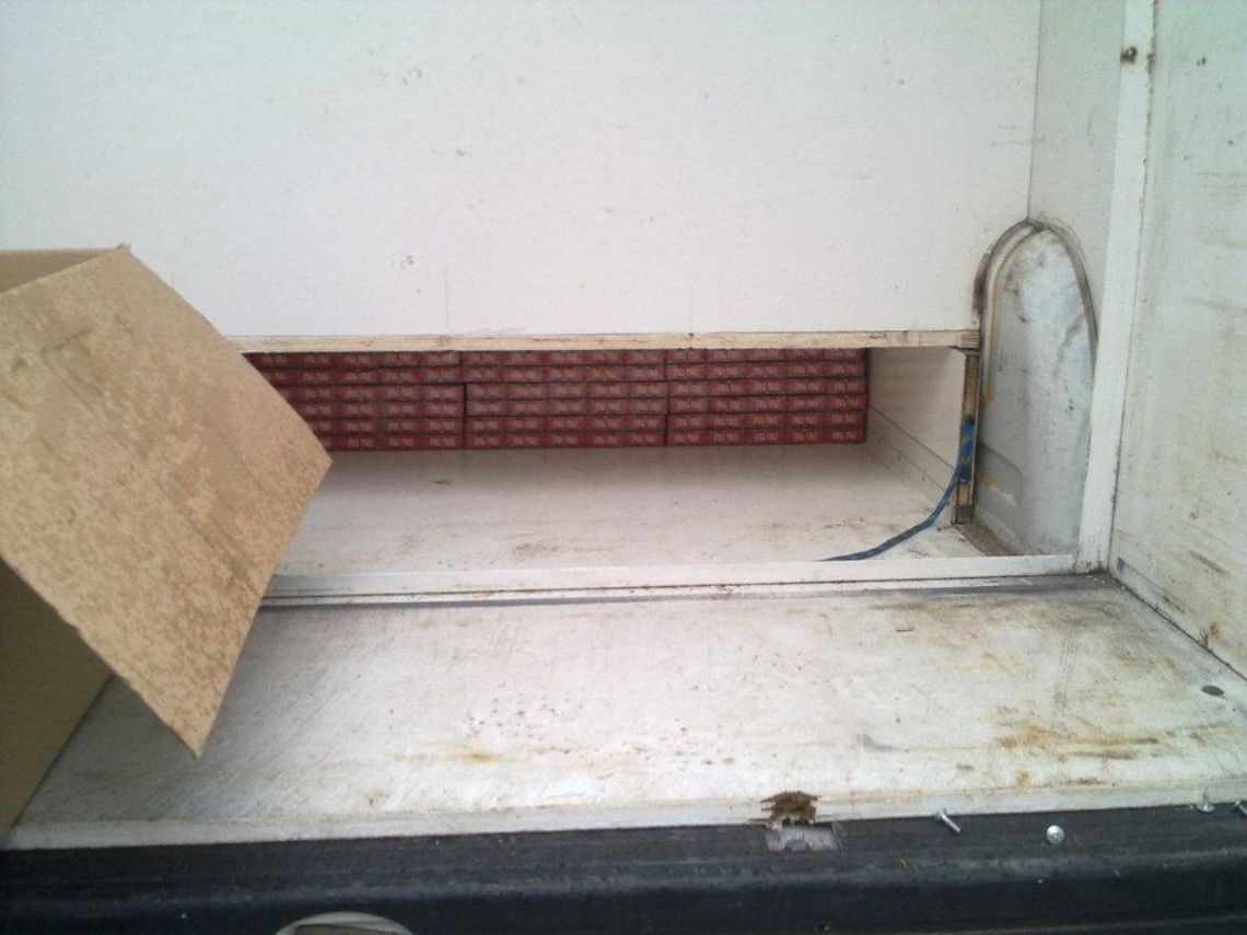 Podwójna podłoga w peugeocie na lewych numerach