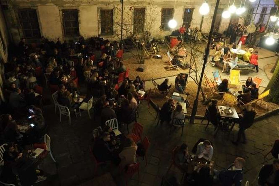 Podwórko znów otwarte. Kawiarniane ogródki na Starym Mieście także