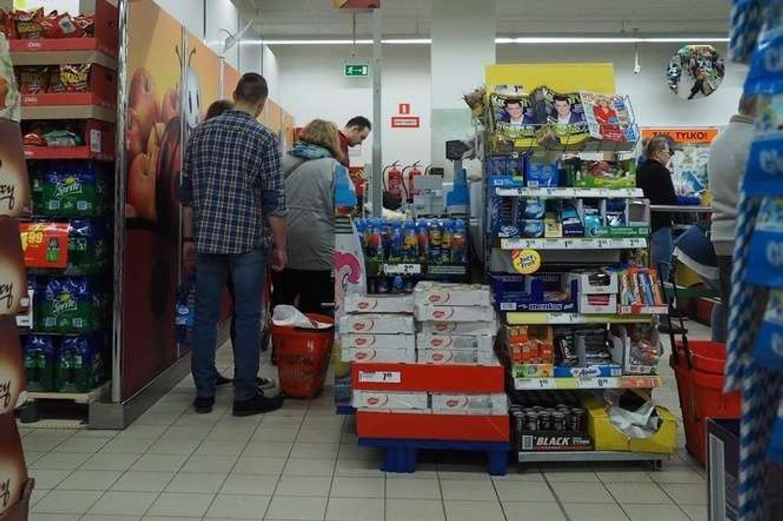 Podwyżki płac dla pracowników sieci sklepów. Ile zarabia się w Biedronce?