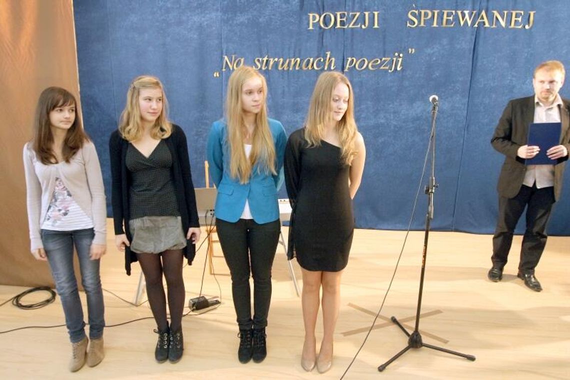 Poetycko śpiewające gimnazjalistki Poetycko śpiewające gimnazjalistki