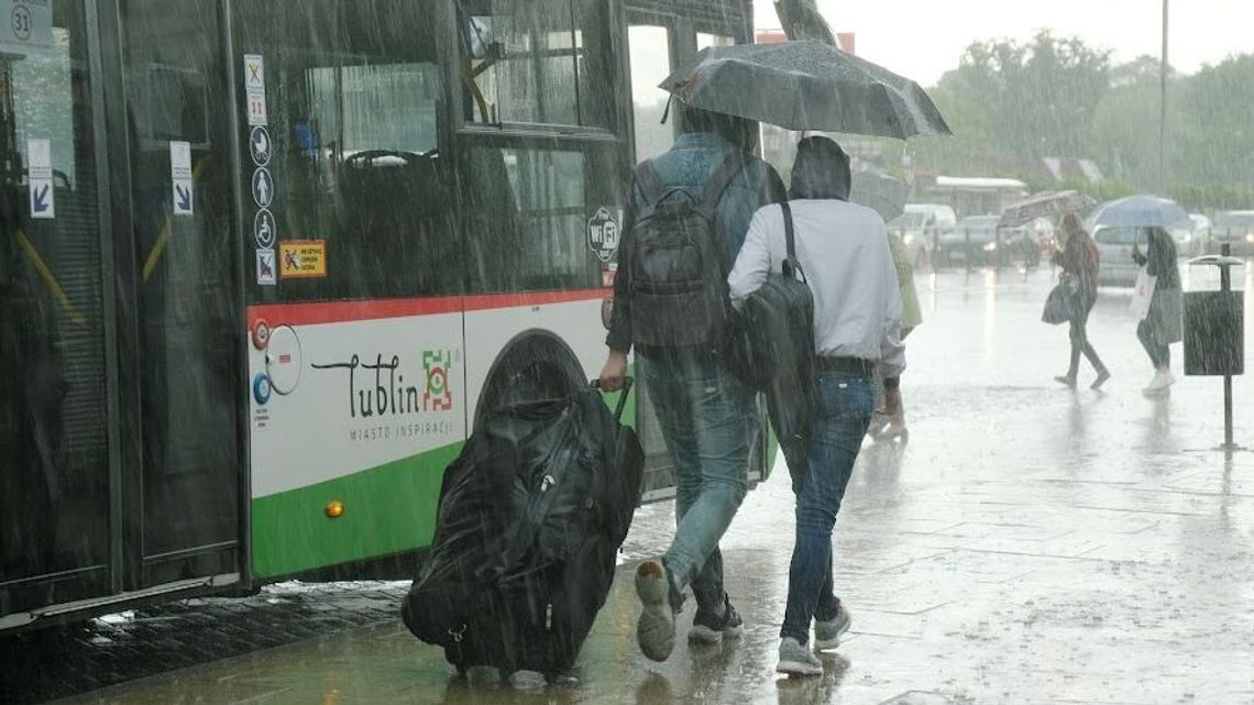 Pogoda mało spacerowa. Deszcz i deszcz ze śniegiem Pogoda mało spacerowa. Deszcz i deszcz ze śniegiem