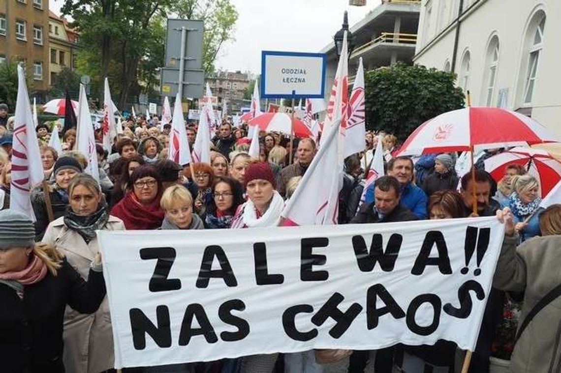 Pogrom nauczycieli. ZNP wyliczyło ile osób straci pracę przez reformę edukacji Pogrom nauczycieli. ZNP wyliczyło ile osób straci pracę przez reformę edukacji