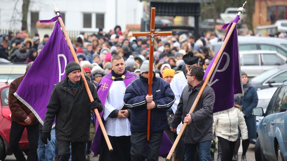 Pogrzeb Alicji Mazurek. Tłumy pożegnały zmarłą 19-latkę. "Potrafiła i płakać i milczeć z tymi, którzy tego potrzebują"