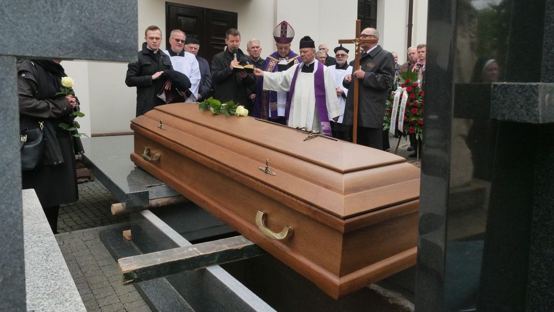 Pogrzeb ks. Stanisława Sieczki. Duchowny zmarł po ciężkiej chorobie [zdjęcia]