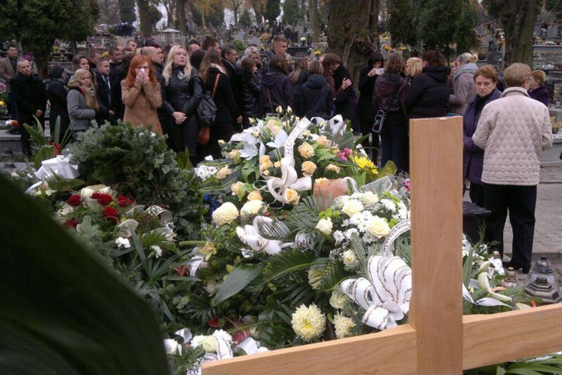 Pogrzeb policjanta zmarłego w wypadku. Uroczystości się zakończyły (wideo)