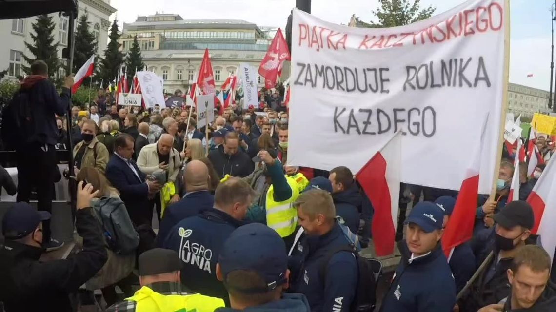 "Pogrzeb polskiej wsi". Rolnicy protestowali w centrum Warszawy [wideo]