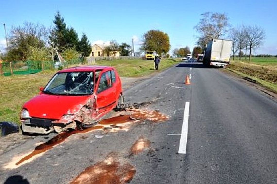 Poizdów: Wyprzedzał w gęstej mgle. Zderzył się z fiatem