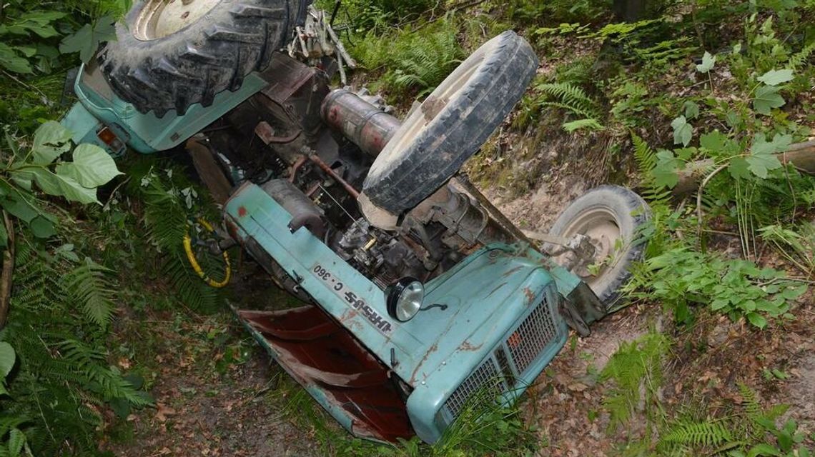Pojechał do lasu po drewno. Zginął przygnieciony przez ciągnik