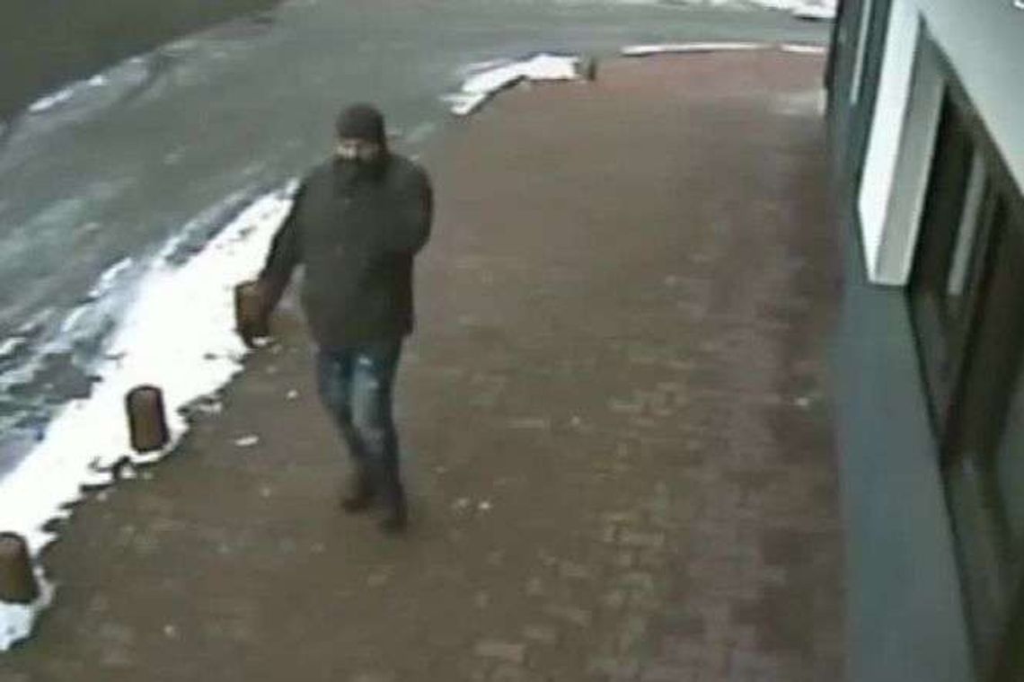 Pojechał za 14-latką windą i zaatakował ją przed drzwiami mieszkania. Wideo z monitoringu