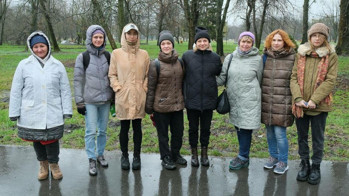 Pokazać wdzięczność Polakom. Ukrainki sprzątały w parku i okolicach Pokazać wdzięczność Polakom. Ukrainki sprzątały w parku i okolicach