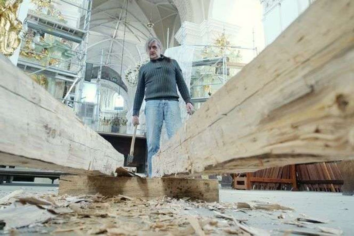 Pokazać, że krzyż powstaje w trudzie. Siekiera, piła i drewniane bale w bazylice dominikanów Pokazać, że krzyż powstaje w trudzie. Siekiera, piła i drewniane bale w bazylice dominikanów