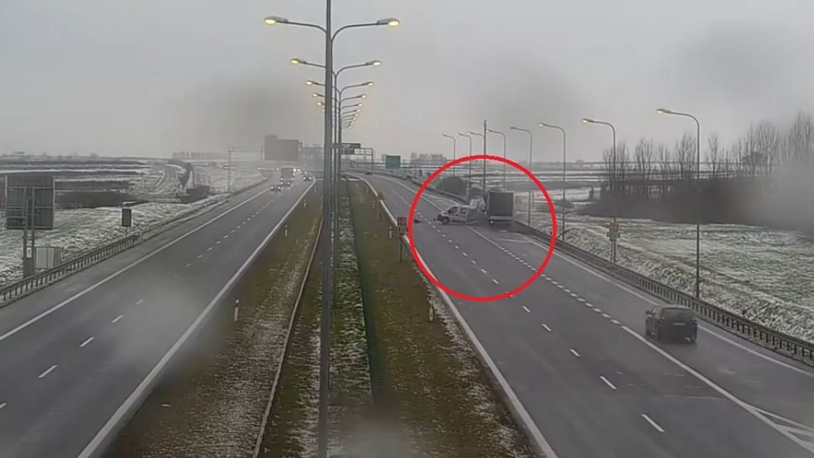 Pokazali nagranie z wypadku koło Kurowa. Dostawcze renault wjechało w drogowców Pokazali nagranie z wypadku koło Kurowa. Dostawcze renault wjechało w drogowców