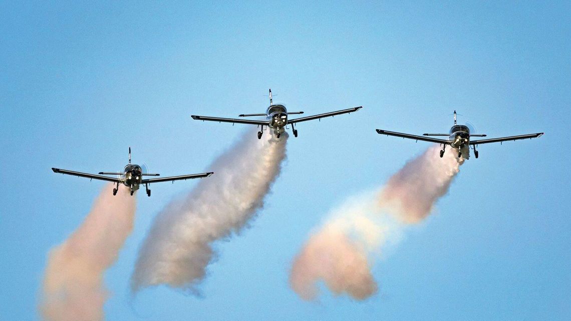 Pokazy, wystawy i loty. KRÓLewski Piknik Lotniczy w Radawcu Pokazy, wystawy i loty. KRÓLewski Piknik Lotniczy w Radawcu