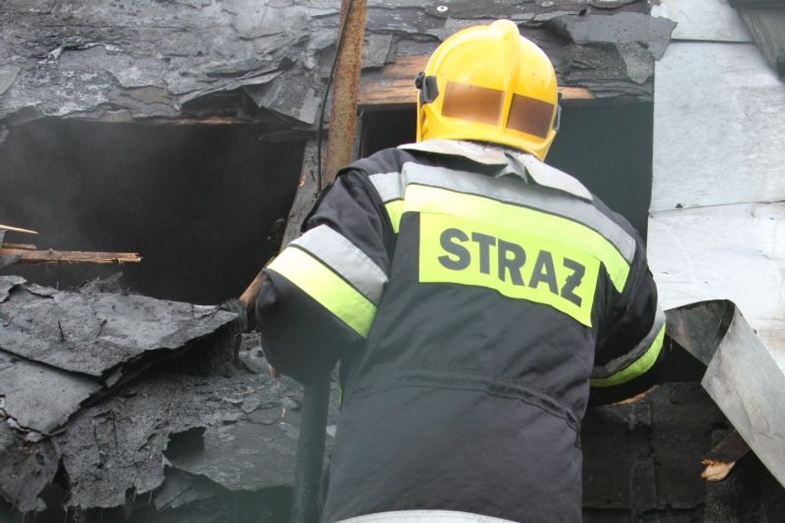Pokłócił się z rodziną i podpalił stodołę. Spłonął samochód Pokłócił się z rodziną i podpalił stodołę. Spłonął samochód