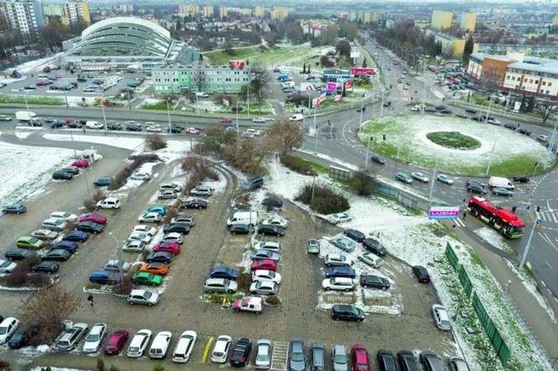 Pokój z widokiem na rondo. Deweloper chce budować 11-piętrowy blok na LSM, radni PiS przeciwni Pokój z widokiem na rondo. Deweloper chce budować 11-piętrowy blok na LSM, radni PiS przeciwni