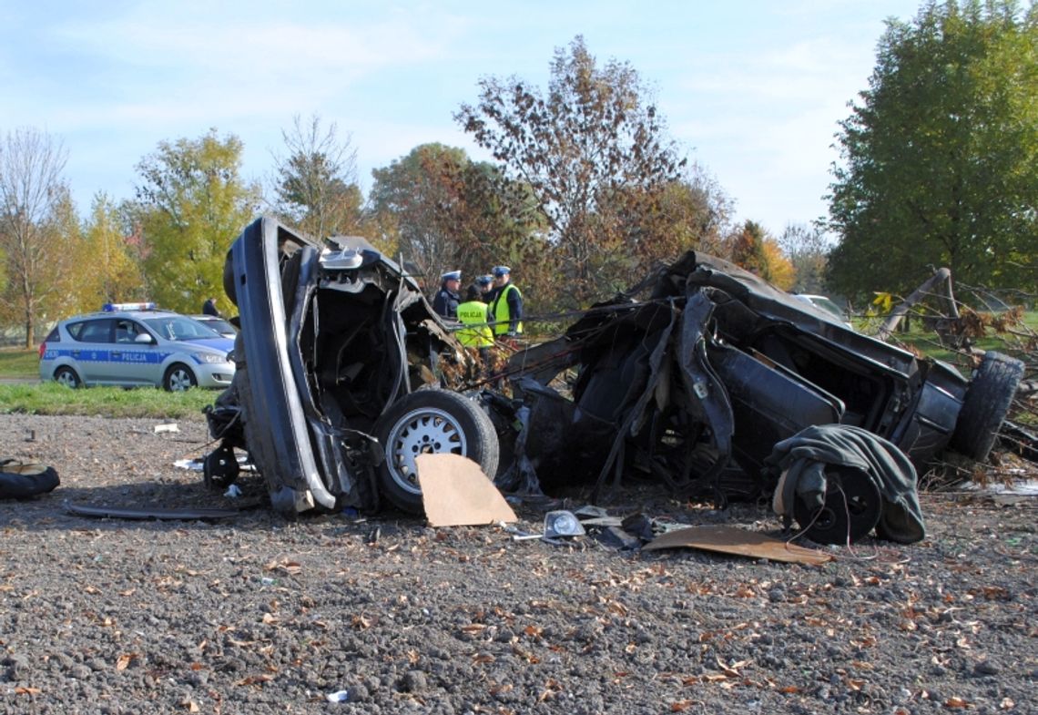 Pokrówka: śmiertelny wypadek. Trzy osoby zginęły w bmw (zdjęcia)