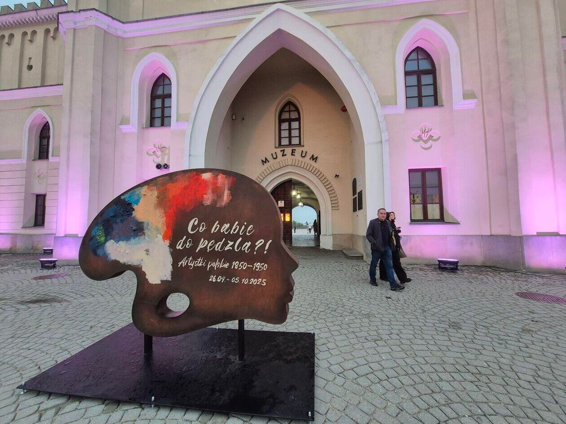 Wystawa „Co babie do pędzla?!” przed Muzeum na Zamku – instalacja artystyczna przy wejściu