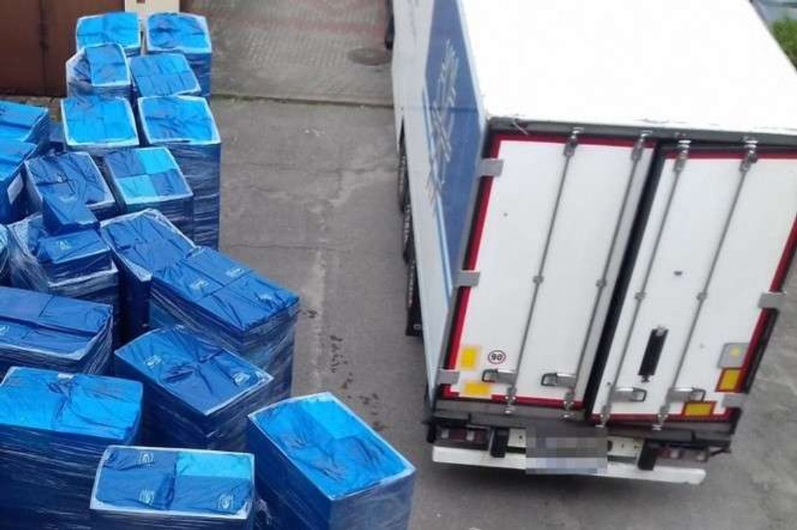 Pół miliona paczek nielegalnych papierosów w ciężarówce. Natrafili na nie przypadkowo Pół miliona paczek nielegalnych papierosów w ciężarówce. Natrafili na nie przypadkowo