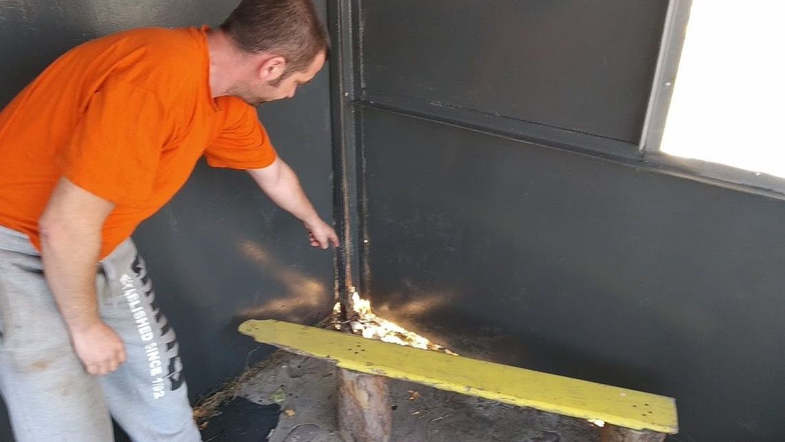 Pół wsi zaśmiewało się z „remontu” przystanku. A burmistrz pyta, kto go wcześniej zdewastował