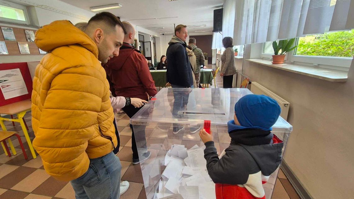 Polacy głosują. W Turobinie frekwencja przekroczyła 52 proc., w Zamościu jest prawie 50 Polacy głosują. W Turobinie frekwencja przekroczyła 52 proc., w Zamościu jest prawie 50