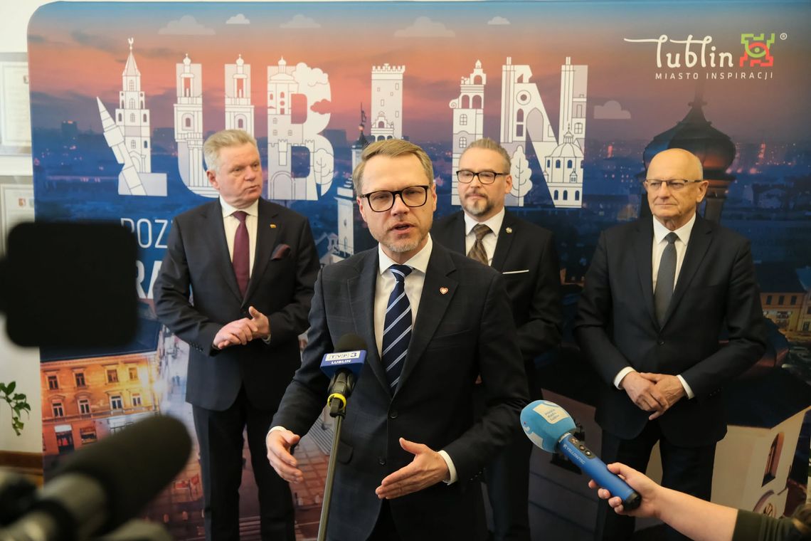 Delegacje parlamentów Polski i Litwy spotkały się w Lublinie, by omówić współpracę w zakresie bezpieczeństwa, obrony cywilnej i ochrony ludności. W spotkaniu uczestniczyli m.in. poseł Michał Krawczyk, prezydent Lublina Krzysztof Żuk oraz wicewojewoda Wojciech Wołoch. Spotkanie stało się okazją do wy