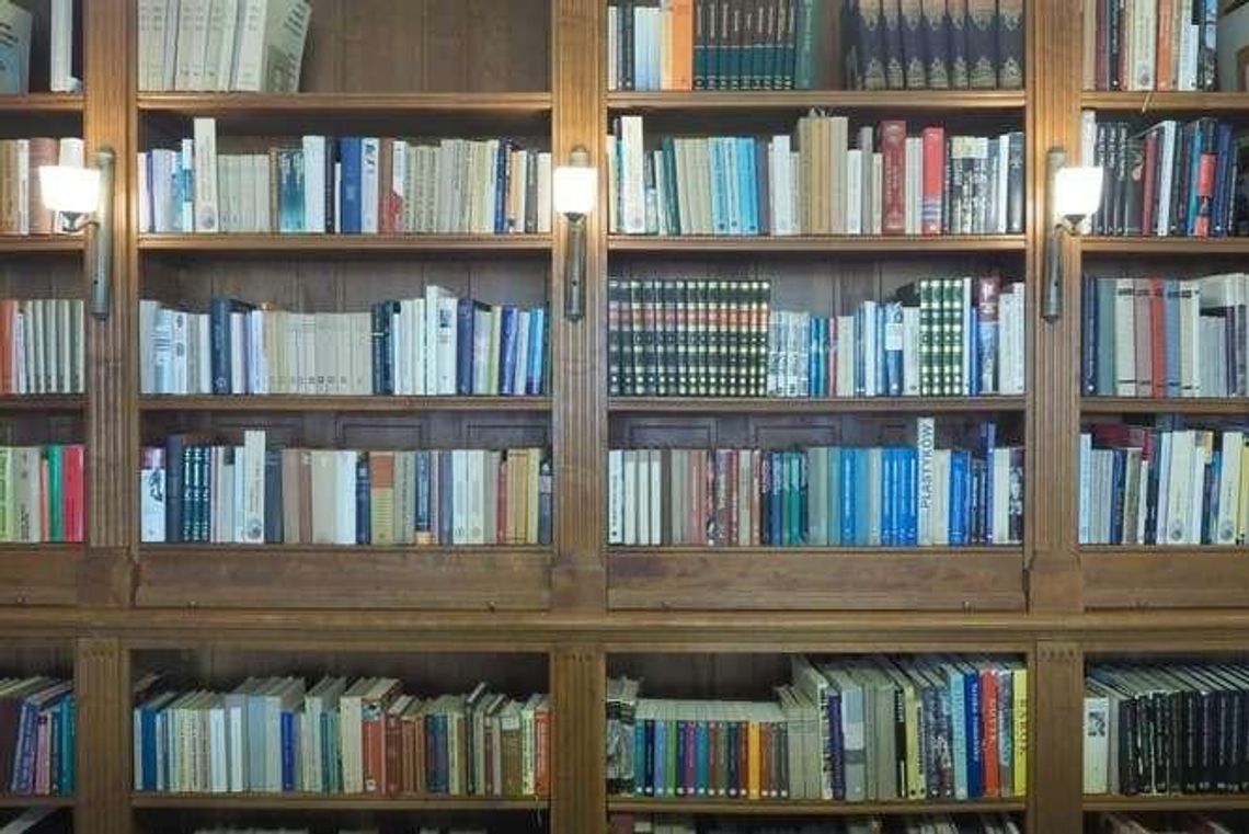 Polacy nie czytają książek, podręczników i gazet. "Spadek czytelnictwa najwyraźniej widać wśród młodzieży"