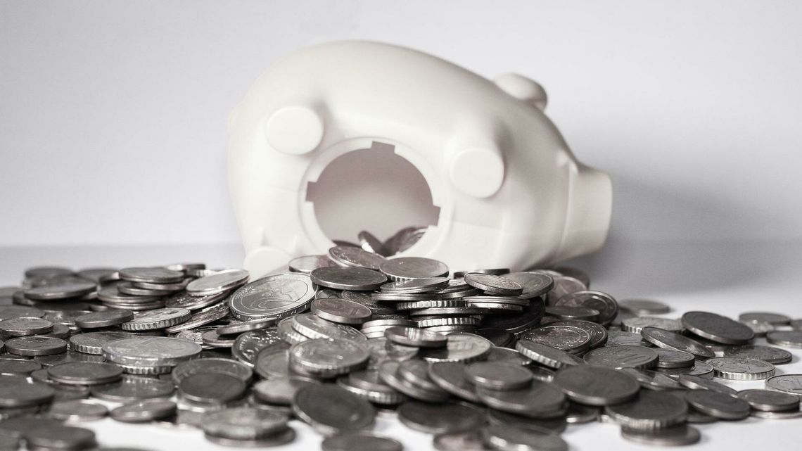 Polacy, pieniądze i moralność finansowa. Najczęściej usprawiedliwiamy pracę na czarno i unikanie alimentów