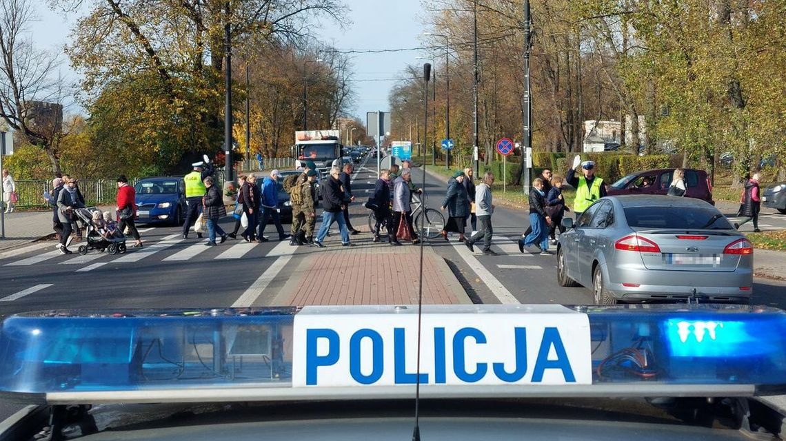 Polacy ruszyli na groby, a policja na drogi 