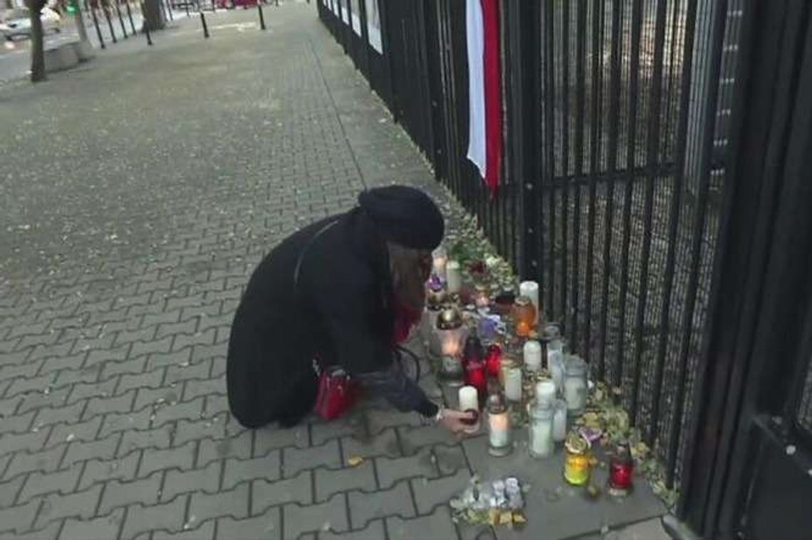 Polacy wstrząśnięci zamachami w Paryżu. Znicze pod ambasadą Francji Polacy wstrząśnięci zamachami w Paryżu. Znicze pod ambasadą Francji