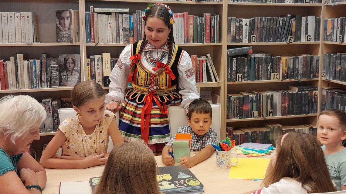 Połączenie tradycji i pasji. „Rodzinne warsztaty z wycinania” w bibliotece