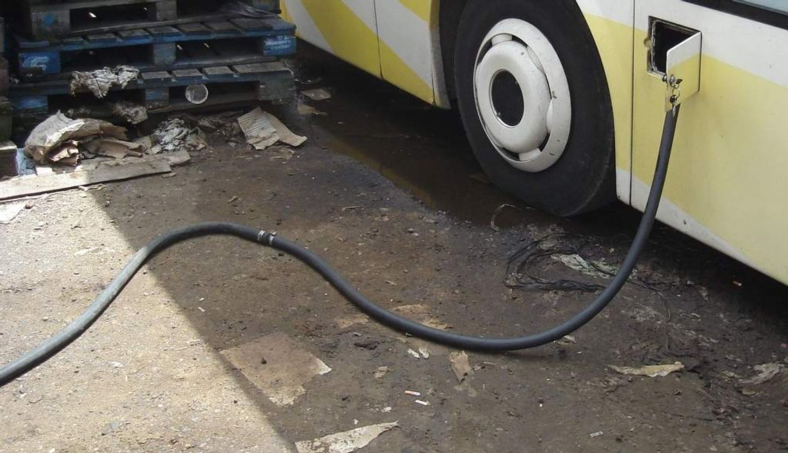Polak i Ukrainiec wpadli na przepompowywaniu paliwa z autobusu Polak i Ukrainiec wpadli na przepompowywaniu paliwa z autobusu