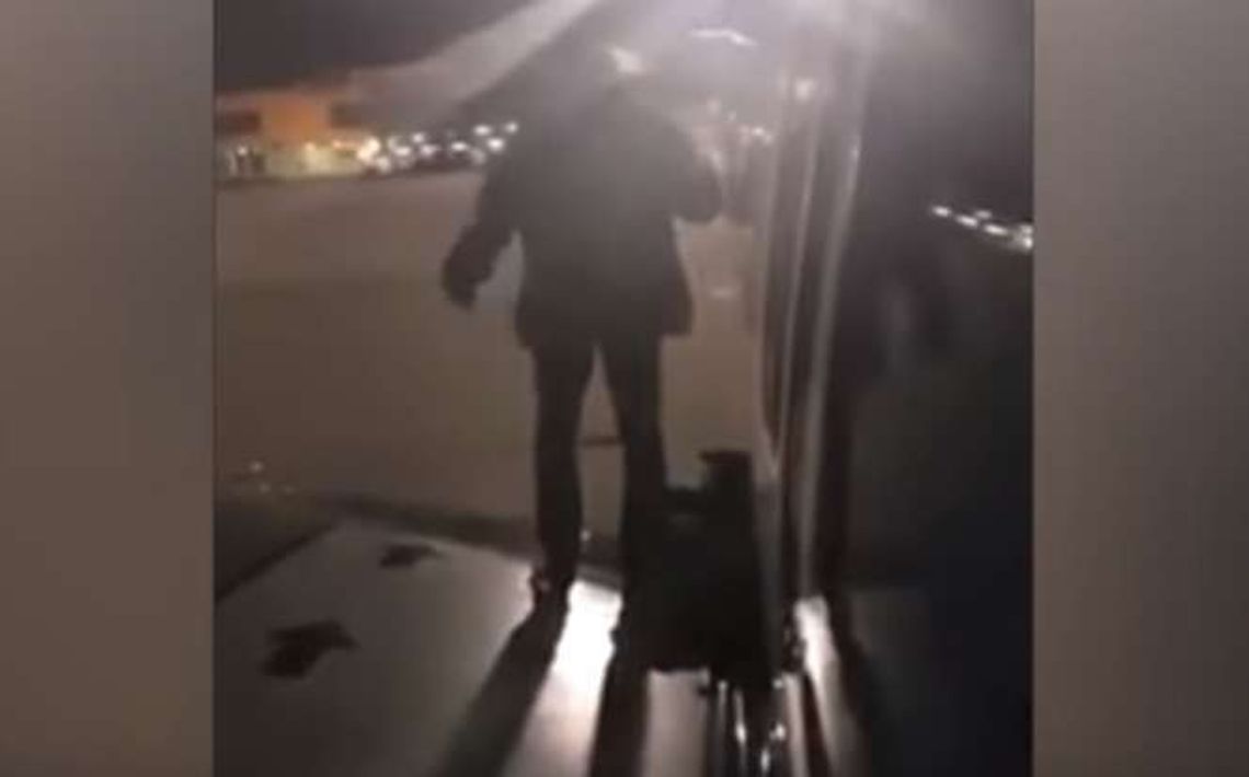 Polak wyskoczył z samolotu na skrzydło. Podróżni przerażeni [wideo]