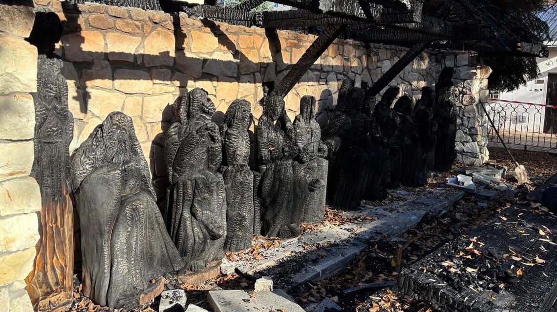 Polali benzyną i podpalili kapliczkę przy kościele. Sprawcy zatrzymani Polali benzyną i podpalili kapliczkę przy kościele. Sprawcy zatrzymani