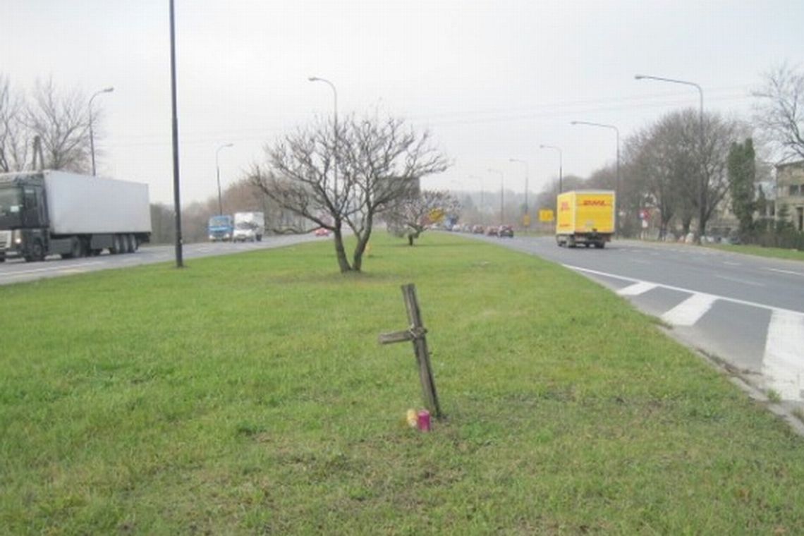 Połamany krzyż straszy przy al. Solidarności. Profanacja?
