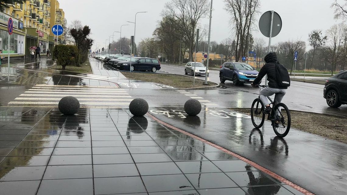 "Polecieli sobie z nami w kulki". Mieszkańcy zaskoczeni tym, co wylądowało na ścieżce rowerowej "Polecieli sobie z nami w kulki". Mieszkańcy zaskoczeni tym, co wylądowało na ścieżce rowerowej