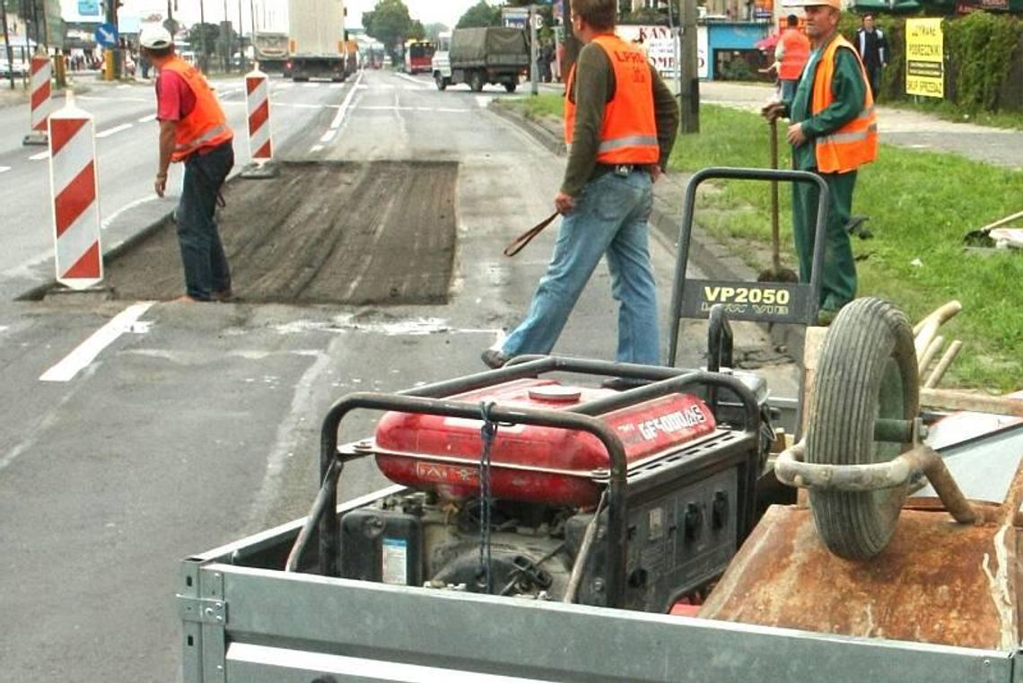 Poleją asfalt na dziurawe drogi w powiatach lubelskim i łęczyńskim