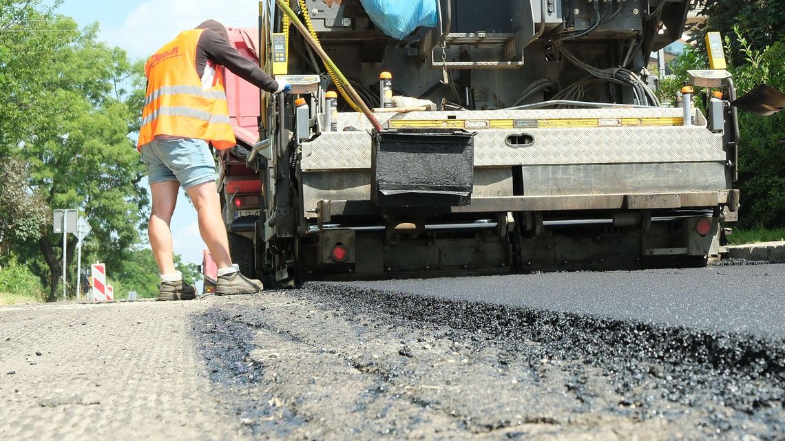 Poleje się asfalt na Dunikowskiego. Jeszcze w tym roku kierowcy pojadą jak po stole