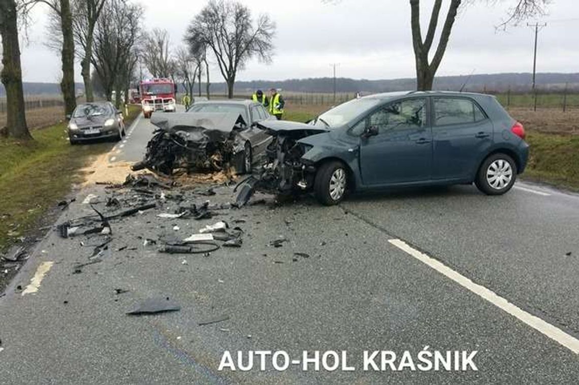 Polichna: Zderzenie dwóch aut. Trzy osoby ranne (zdjęcia)
