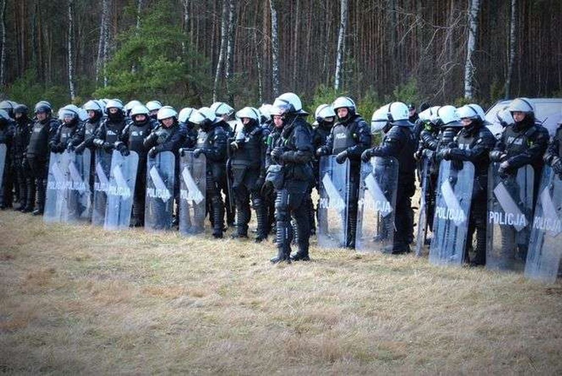 Policja kontra kibole. Ćwiczenia na poligonie (wideo)