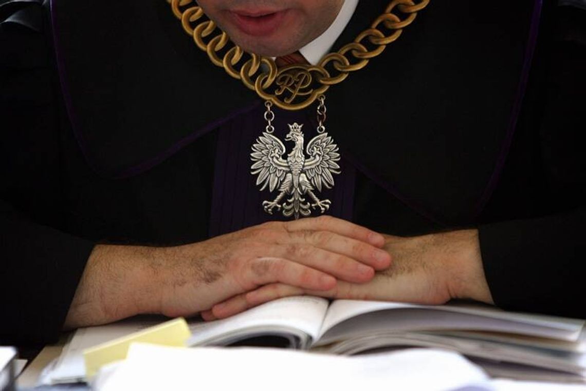 Policja ma zapłacić kibicowi 70 tys. zł za niezgodne z prawem użycie broni Policja ma zapłacić kibicowi 70 tys. zł za niezgodne z prawem użycie broni