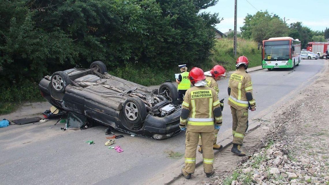 Policja nadal szuka kierowcy, który dachował na ulicy Janowskiej. „Zapadł się pod ziemię"