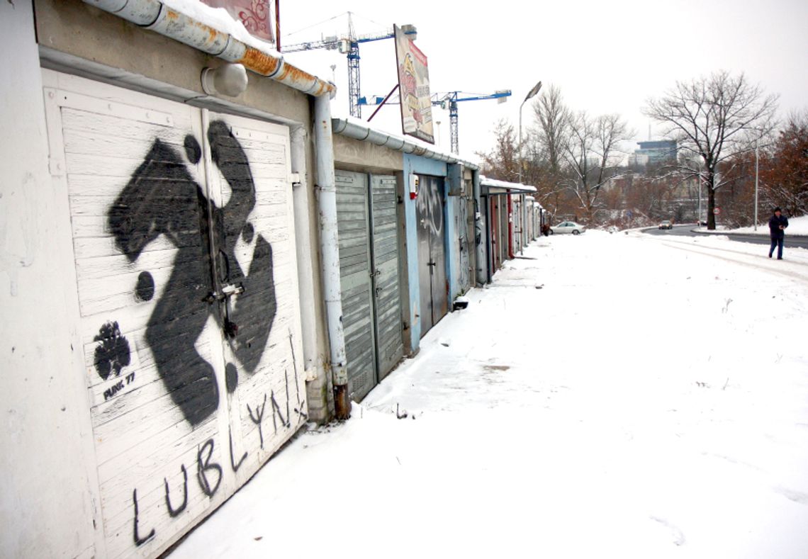 Policja o graffiti na garażu: To nie swastyka