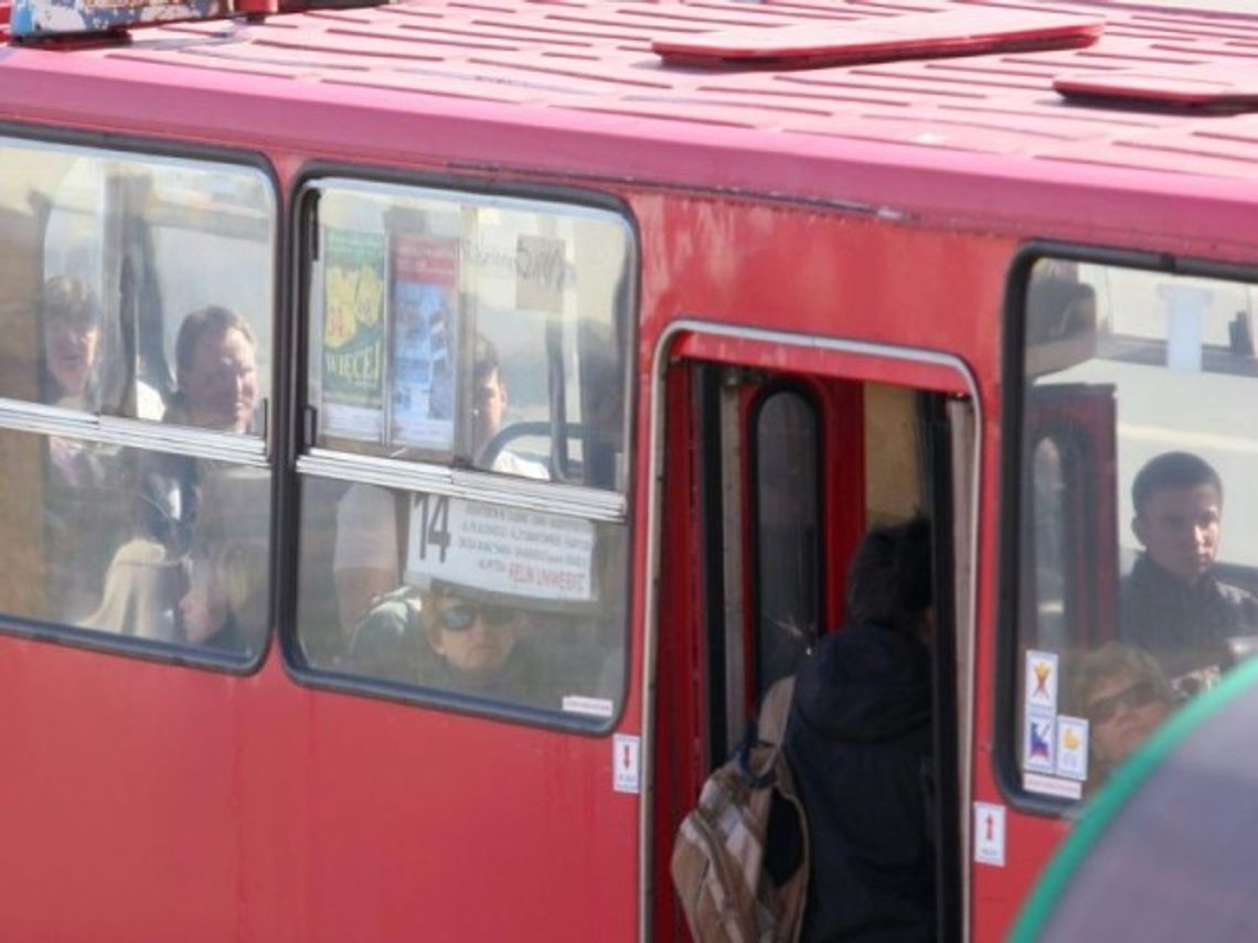 Policja poszukuje nożownika z trolejbusu