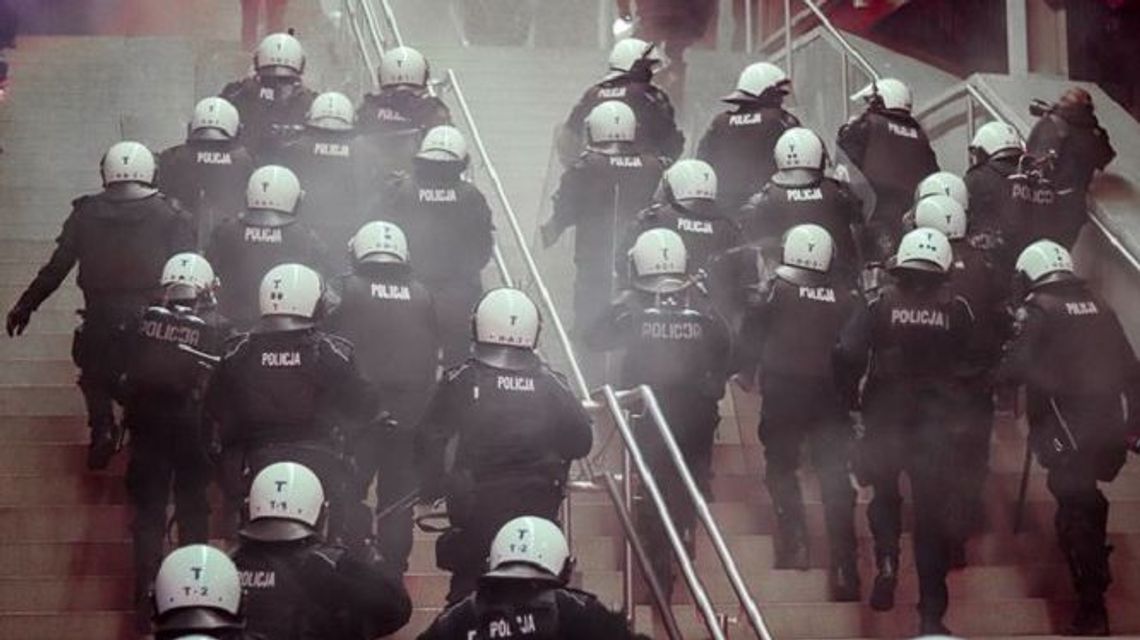 Policja przeprasza dziennikarzy za użycie pałek i granatu hukowego