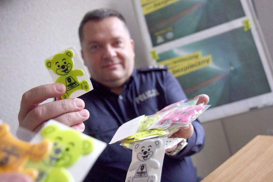 Policja rozdaje odblaskowe misie Policja rozdaje odblaskowe misie