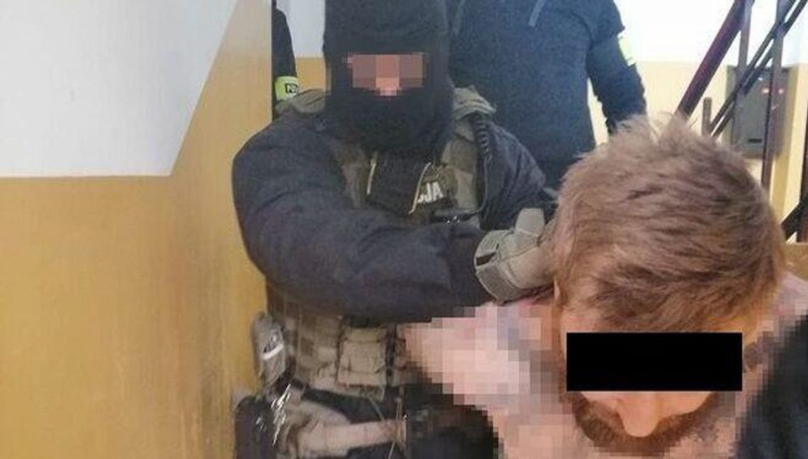 Policja siłą weszła do mieszkania. Znaleźli tam poszukiwanego, a w piwnicy broń