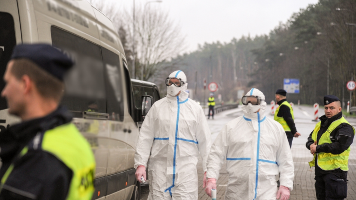 Policja skontroluje osoby przebywające na kwarantannie. Przynajmniej raz na dobę